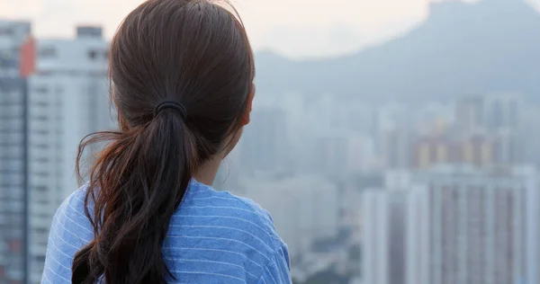 女性は建物を見て 香港の街で考える — ストック写真