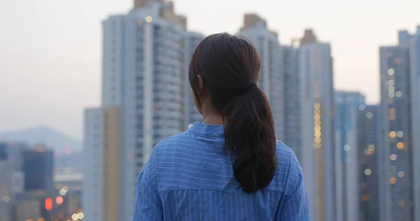 Frauen Genießen Den Blick Auf Die Stadt — Stockfoto