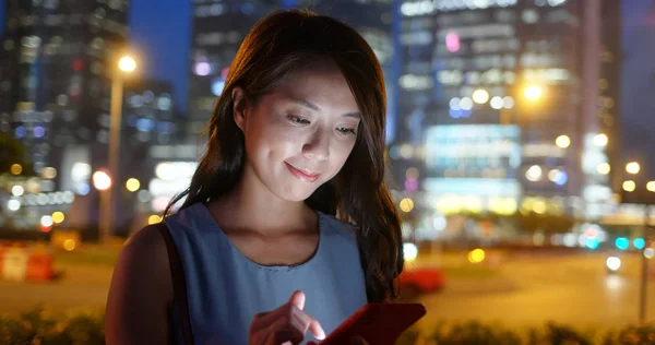 Mujer Joven Mira Teléfono Móvil Ciudad Por Noche — Foto de Stock