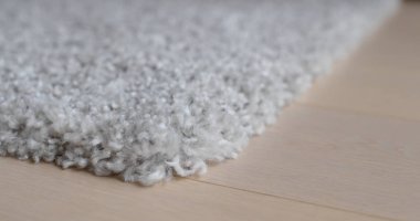 Evde yerde gri halı