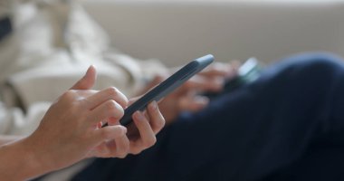 İnsanlar evde birlikte cep telefonu kullanımı