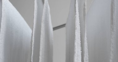 Evdeki beyaz çamaşırları kurutun