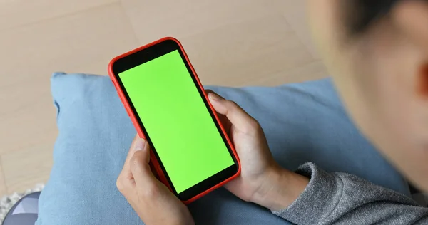 Evde Yeşil Ekranlı Cep Telefonu Kullanan Kadın — Stok fotoğraf