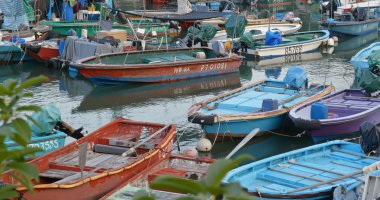 Cheung Chau, Hong Kong - 24 Nisan 2019: Cheung chau adasının denizinde küçük teknelerin kalabalığı