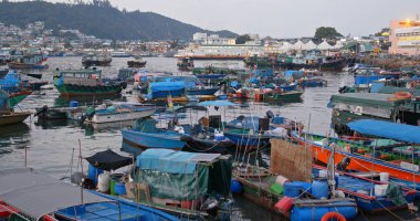 Cheung Chau, Hong Kong - 24 Nisan 2019: Gün batımında Cheung chau adasında küçük bir tekne kalabalık