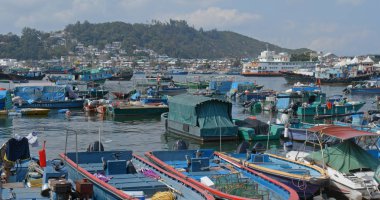 Cheung Chau, Hong Kong - 24 Nisan 2019: Akşam Cheung chau adasının denizinde küçük bir tekne kalabalık