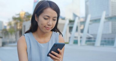 Parkta cep telefonu Asyalı kadın kullanımı