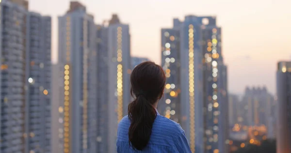 Mujer Disfrutar Vista Ciudad — Foto de Stock