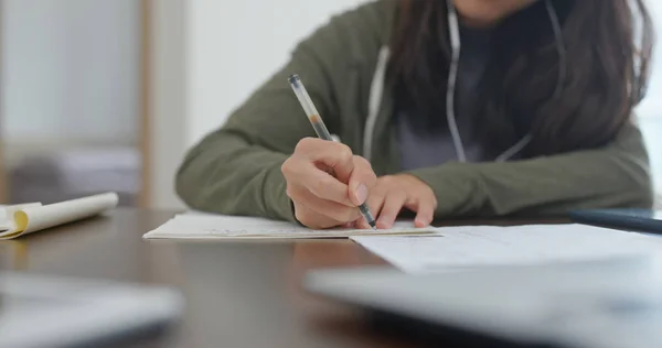 Mujer Escribe Nota Papel Casa —  Fotos de Stock