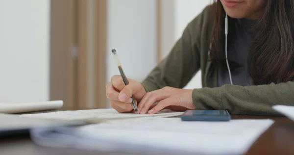 Woman Revision Note Cellphone Home — Stock Photo, Image