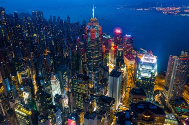 Merkez, Hong Kong - 29 Nisan 2019: Hong Kong şehrinin gece yukarıdan aşağıya görünümü