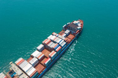 Aberdeen, Hong Kong - 12 Mayıs 2019: Konteyner kargo gemisinin denizde havadan görünümü