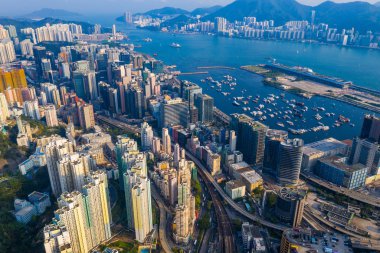 Kowloon Bay, Hong Kong - 25 Nisan 2019: Drone Hong Kong şehri üzerinde uçuyor