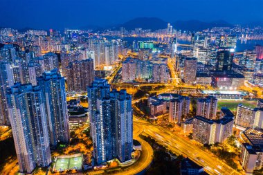 Kowloon Bay, Hong Kong - 25 Nisan 2019: Hong Kong şehrinin gece görüşü