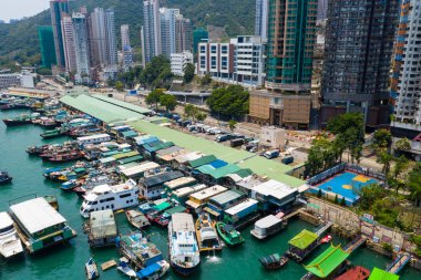 Aberdeen, Hong Kong - 12 Mayıs 2019: Aberdeen'deki Hong Kong tayfun barınağının havadan görünümü