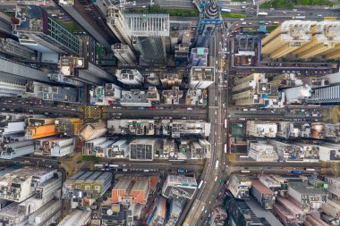Causeway Bay, Hong Kong - 07 Mayıs 2019: Drone Hong Kong ticari bölgesi üzerinde uçuyor 