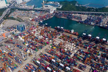 Kwai Chung, Hong Kong - 15 Mayıs 2019: İnsansız hava aracı Hong Kong'daki Kwai Chung Kargo Terminali üzerinde uçuyor