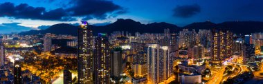 Wong Tai Sin, Hong Kong - 12 Mayıs 2019: Geceleri Hong Kong 'daki şehir için panoramik çekim