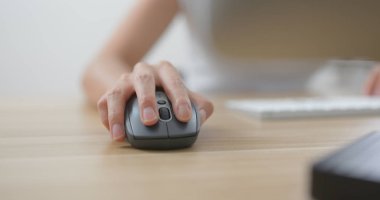 Ofiste çalışan kadın masaüstü bilgisayarı kullanıyor