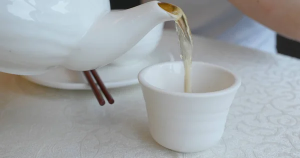 Pouring hot tea in chinese restaurant — Stock Photo, Image