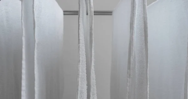 自宅で白い洗濯物を乾かす — ストック写真