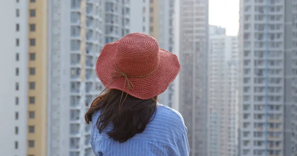 Woman Red Straw Hat Look City — Stock fotografie