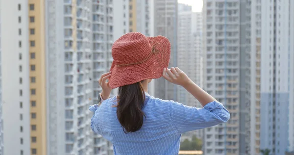 Vrouw Met Rode Stro Hoed Kijk Rond Stad Met Gebouw — Stockfoto