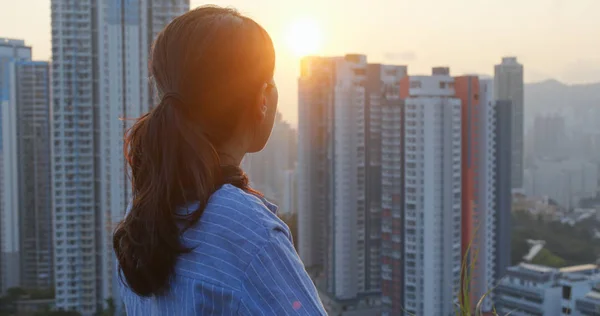 Vrouw Kijken Rond Stad Met Zonsondergang Licht — Stockfoto