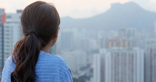 Mulher Olha Para Edifício Pensa Cidade Hong Kong — Fotografia de Stock