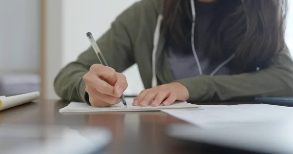 Étude Des Étudiants Sur Note Papier Maison — Photo