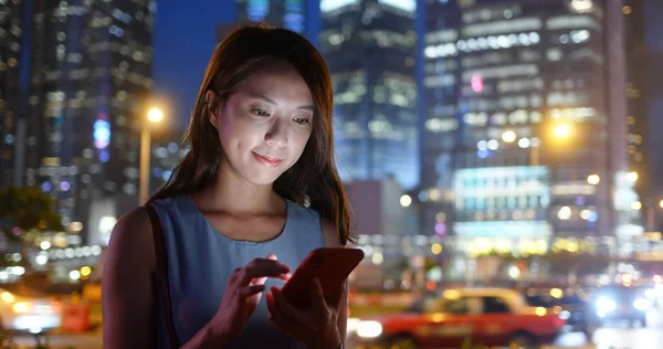 Mujer Asiática Mira Teléfono Móvil Ciudad Por Noche —  Fotos de Stock