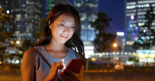 Mulher Jovem Olhar Para Telefone Celular Cidade Noite — Fotografia de Stock