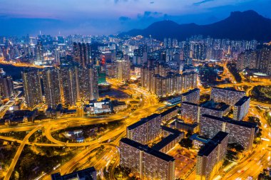 Kowloon Bay, Hong Kong - 25 Nisan 2019: Hong Kong şehrinin gece görüşü