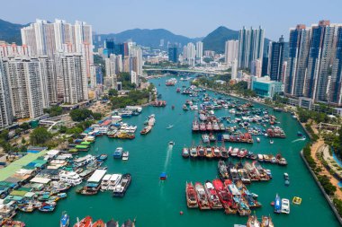 Aberdeen, Hong Kong - 12 Mayıs 2019: İnsansız hava aracı Aberdeen'deki Hong Kong tayfun barınağı üzerinde uçuyor