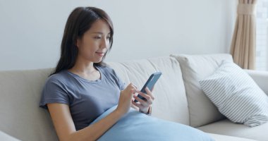 Evde kadın akıllı telefon kullanımı