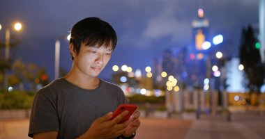 Adam cep telefonu şehirde kullanımı