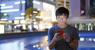 Gece şehirde cep telefonu adam arama