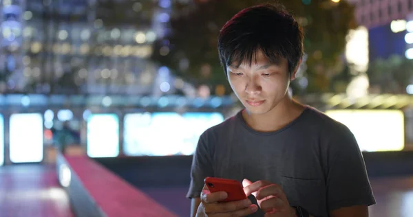 Hombre Uso Del Teléfono Móvil Ciudad — Foto de Stock