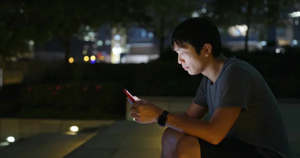 Homem Uso Telefone Celular Cidade Noite — Fotografia de Stock