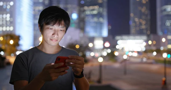 Man Användning Smart Telefon City Natten — Stockfoto
