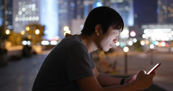 Hombre Uso Del Teléfono Móvil Ciudad Por Noche — Foto de Stock