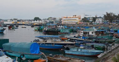 Cheung Chau, Hong Kong - 24 Nisan 2019: Gün batımında Cheung chau adasında küçük bir tekne kalabalık