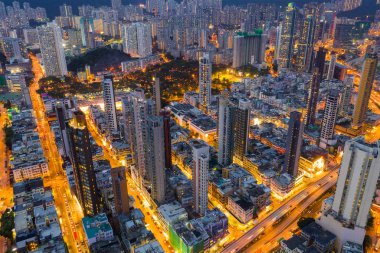 Kowloon city, Hong Kong - 15 Mayıs 2019: Hong Kong şehrinin gece başında ki görünümü