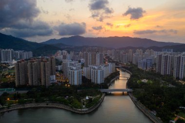 Tai Po, Hong Kong - 19 Mayıs 2019: Gün batımında Hong Kong yerleşim bölgesinin en iyi görünümü