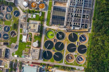 Tai Po, Hong Kong - 20 Mayıs 2019: Kanalizasyon tesisinin yukarıdan aşağıya görünümü