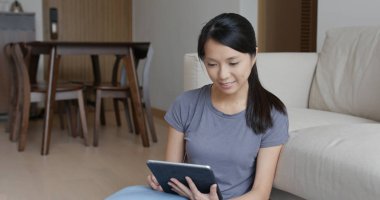 Kadın göz evde tablet bilgisayar