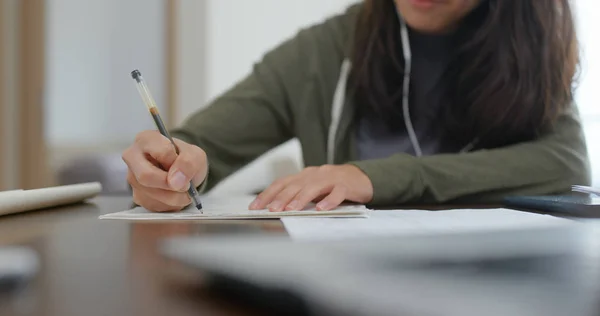 Estudante Estudo Sobre Nota Papel Casa — Fotografia de Stock