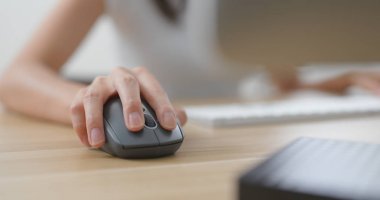Ofiste çalışan kadın masaüstü bilgisayarı kullanıyor