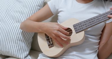 Kadın pratik ukulele evde
