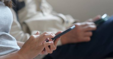 İnsanlar evde birlikte cep telefonu kullanımı